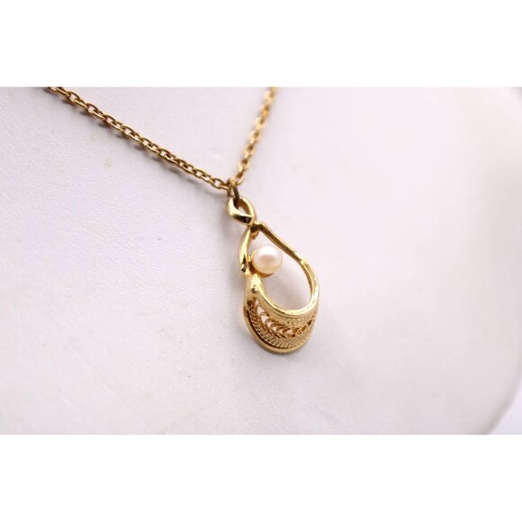 Gold-Tone Faux Pearl Teardrop Ornate Lace Pendant Necklace Chain 20" Full Vtg - Picture 4 of 10